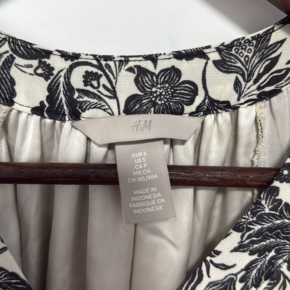 H&M Women’s V-Neck Chiffon Knee Length Floral Cream and Black Short Sleeve Small - Picture 4 of 6